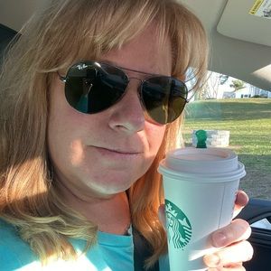 Meet your Posher, Moni